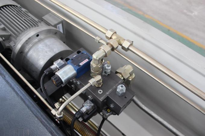 Προσαρμοσμένη κουρεύοντας μηχανή φύλλων τάσης, 0.3mm CNC 3200 X 200 τόνου φρένο Τύπου